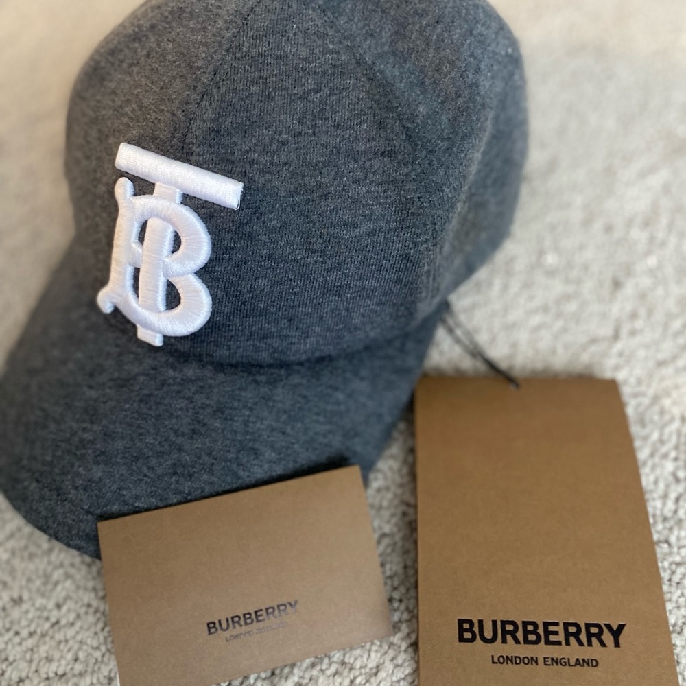 Burberry
TB Baseball Cap Jersey Sz M